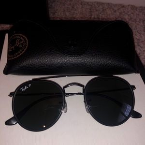 Black round ray ban sunglasses